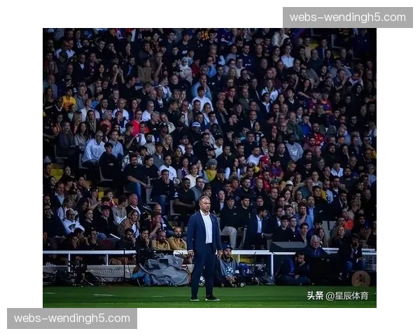 特写:在布雷斯特主场,一位104岁老球迷获得了俱乐部特别颁发的终身荣誉奖 特写:在布雷斯特主场,一位104岁老球迷获得了俱乐部特别颁发的终身荣誉奖